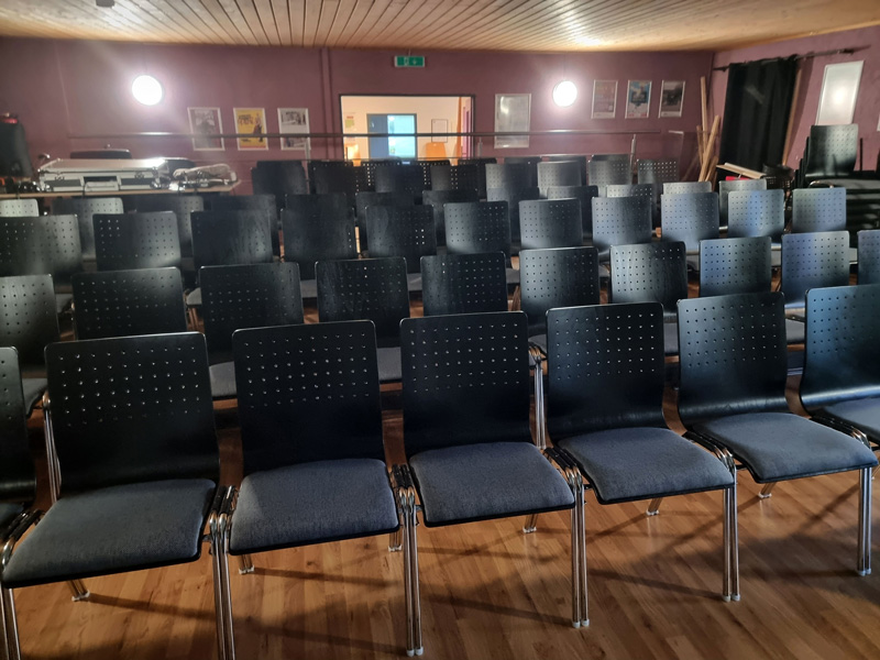 Die neuen Stühle im theaterSAAL
